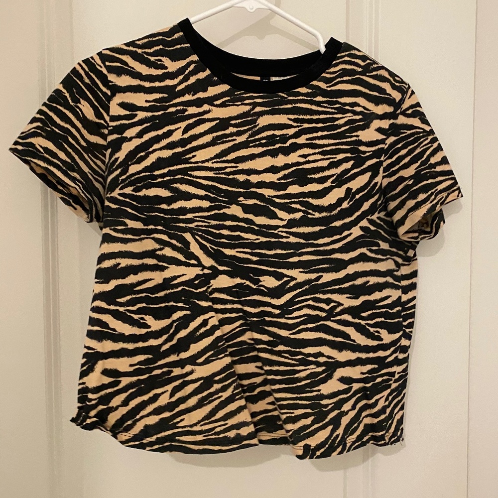 Zebra black and tan/beige graphic tee